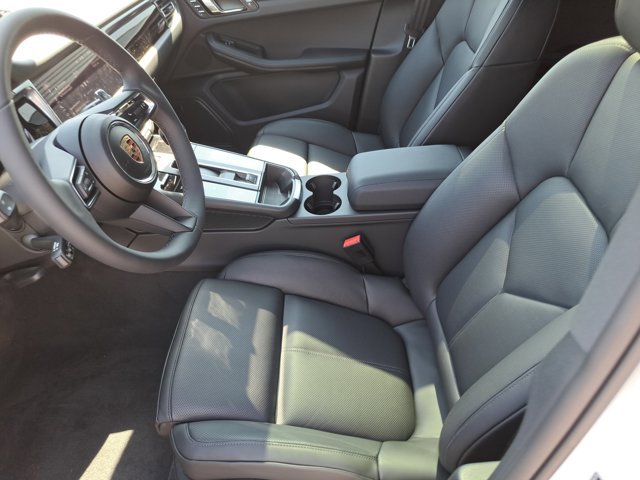 Used 2025 Porsche Macan image 23