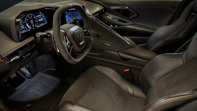 Used 2024 Chevrolet Corvette Stingray Premium Cpe w/ Z51 Performance Package RWD image 4