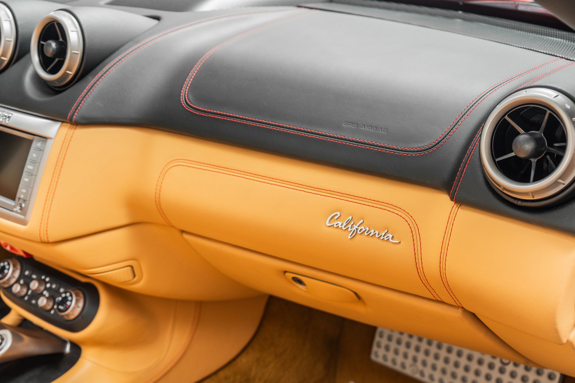 Used 2013 Ferrari California RWD image 33
