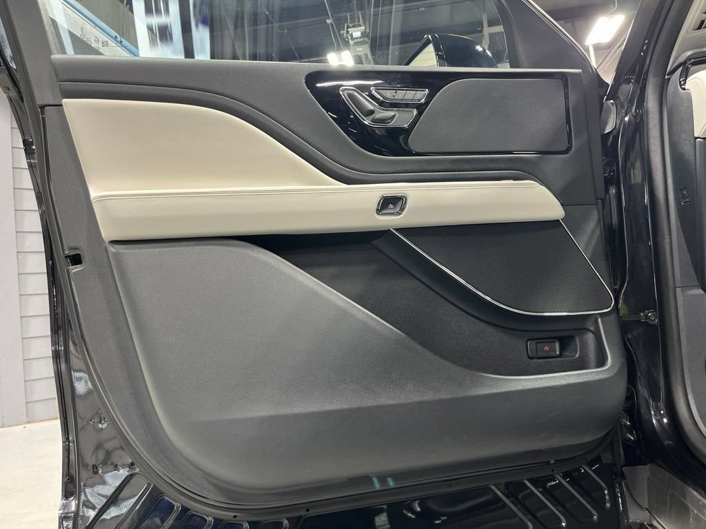 Used 2025 Lincoln Aviator AWD w/ Jet Appearance Package image 10