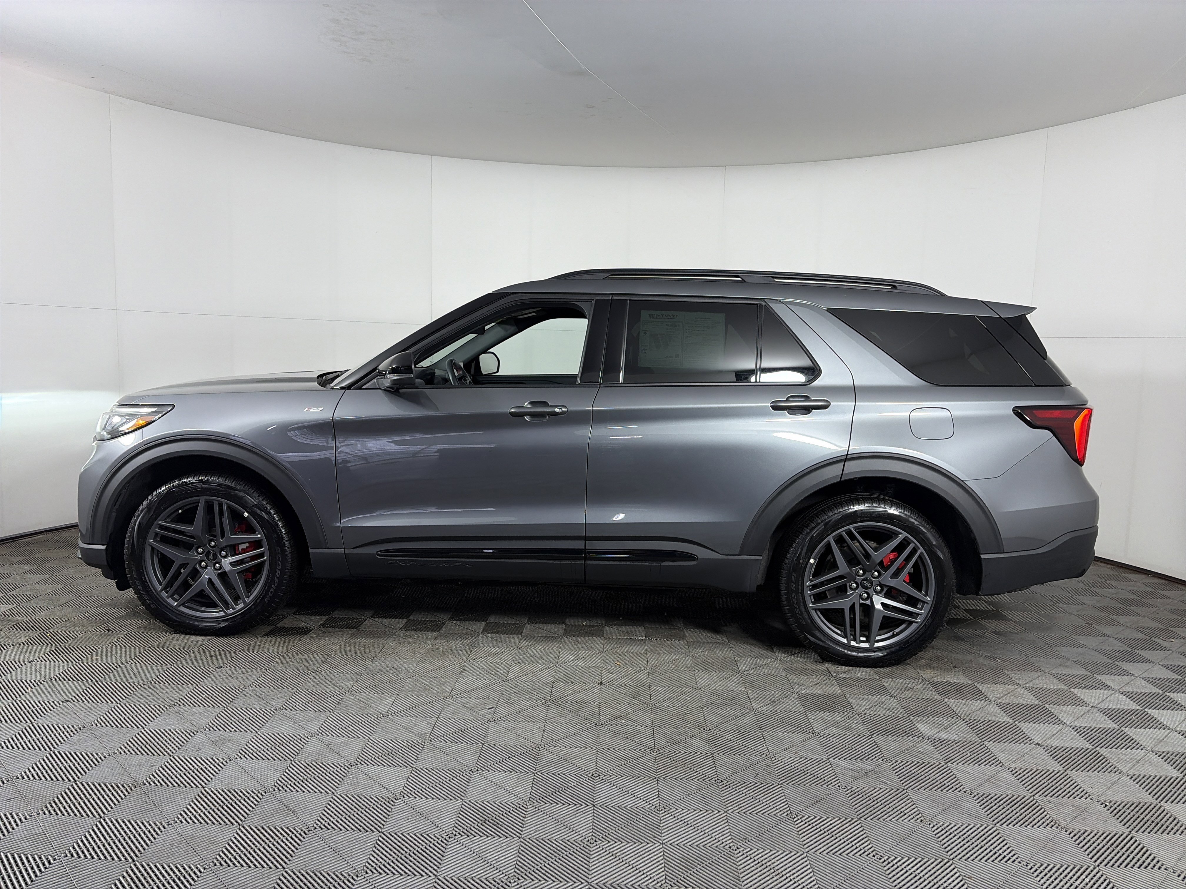 Used 2025 Ford Explorer ST-Line w/ ST-Line Street Pack image 12