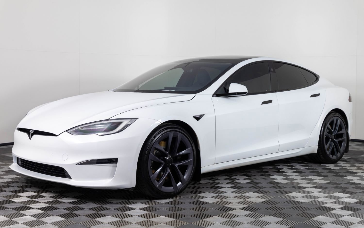Used 2021 Tesla Model S Plaid image 1