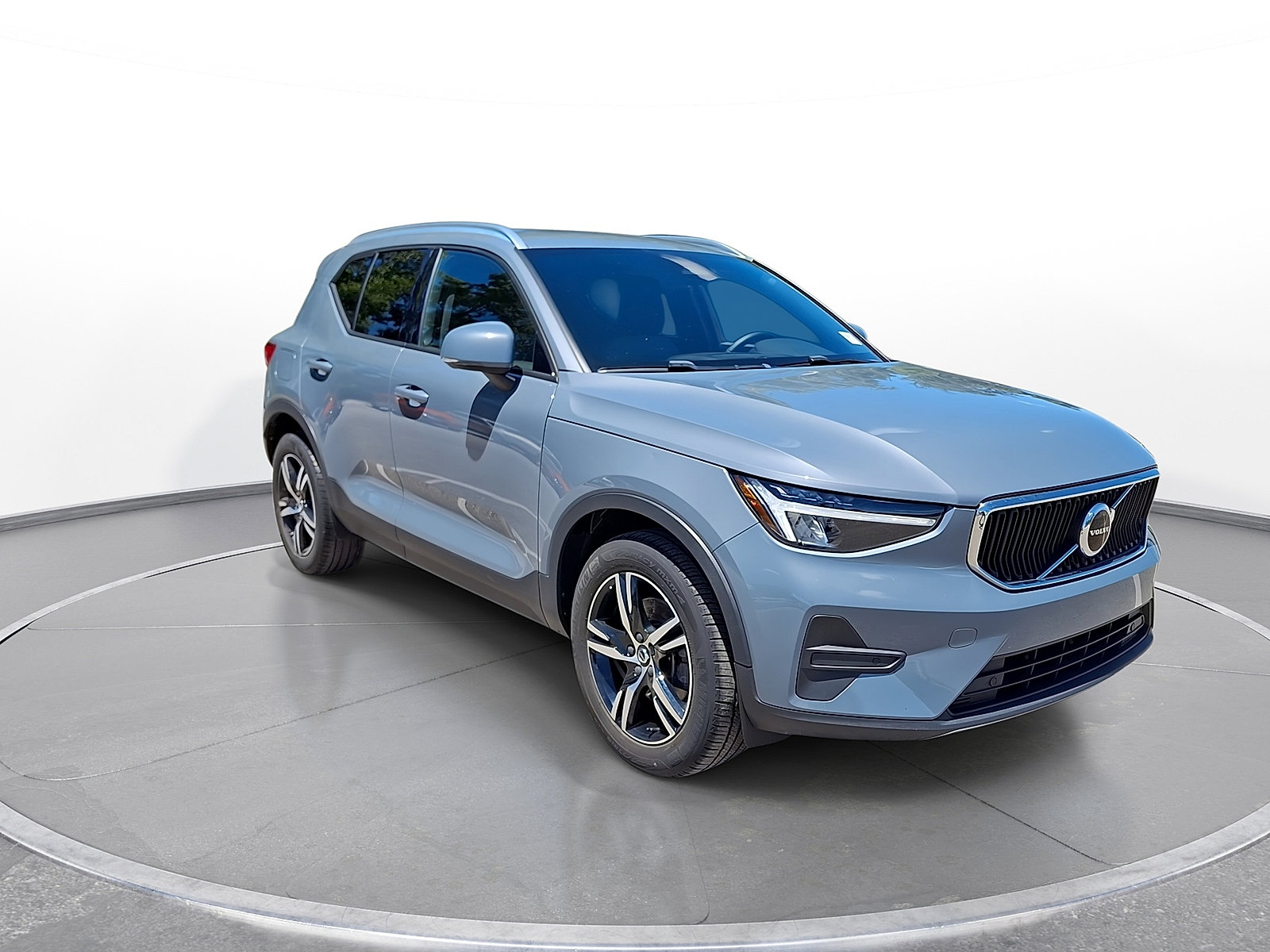 Used 2023 Volvo XC40 B5 Core AWD/4WD image 2