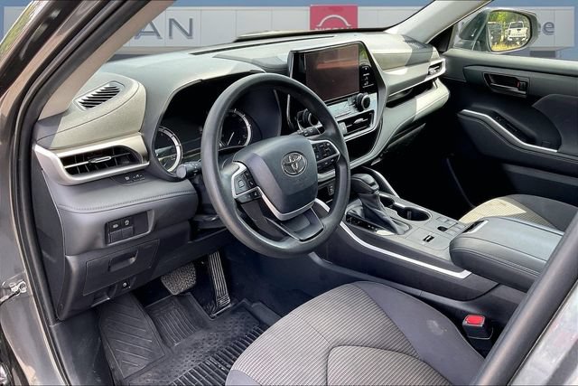 Used 2023 Toyota Highlander L FWD image 16