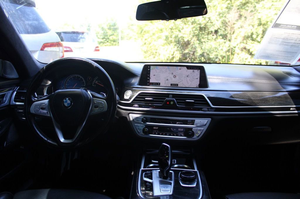 Used 2018 BMW 750i image 7