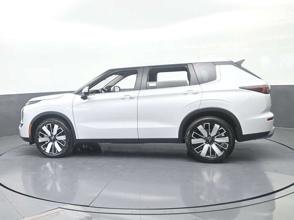 New 2026 Mitsubishi Outlander SE FWD image 3