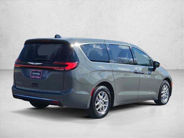 Used 2025 Chrysler Pacifica Select FWD image 5