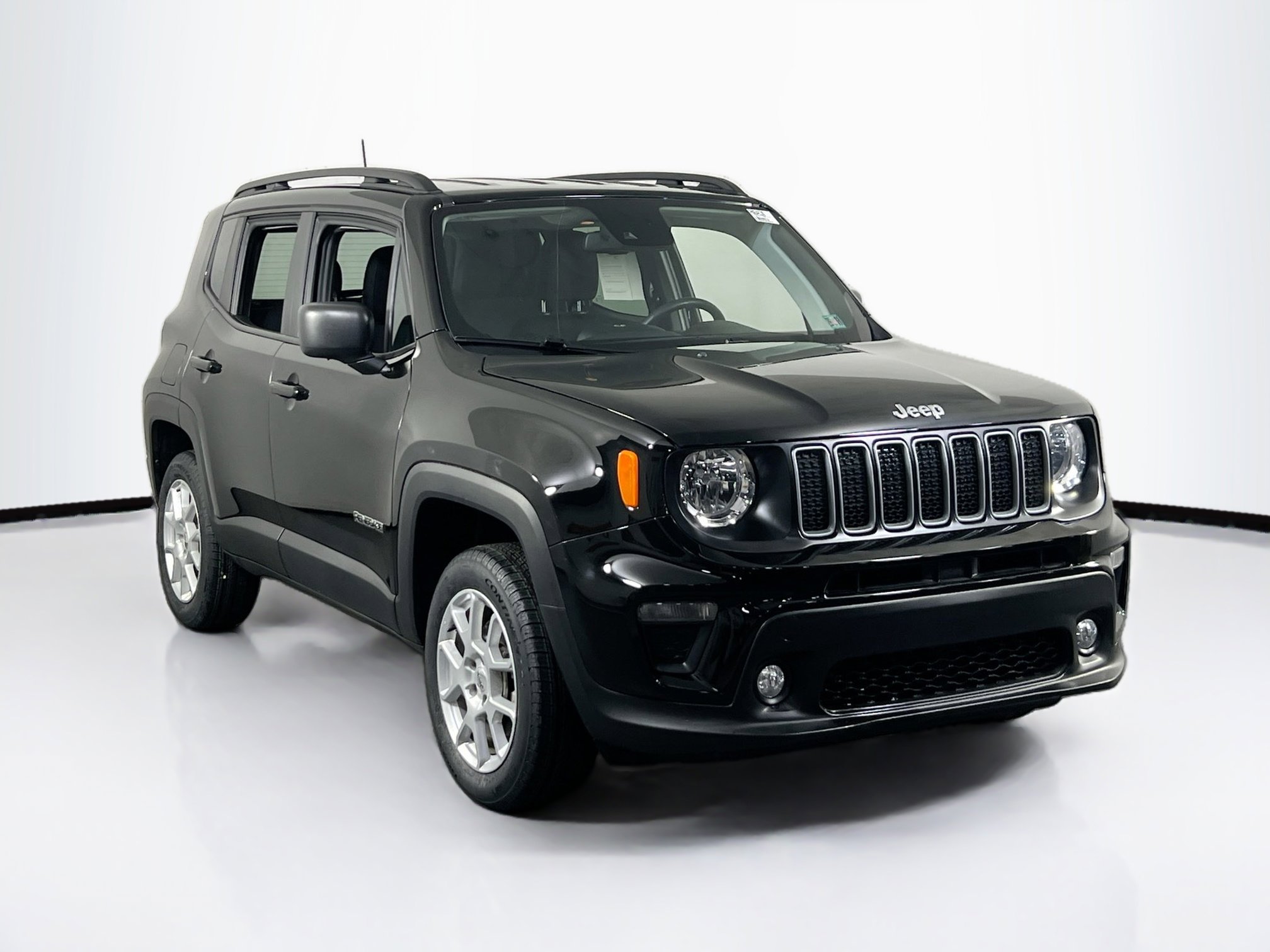 Used 2022 Jeep Renegade Latitude w/ Convenience Group AWD/4WD image 3