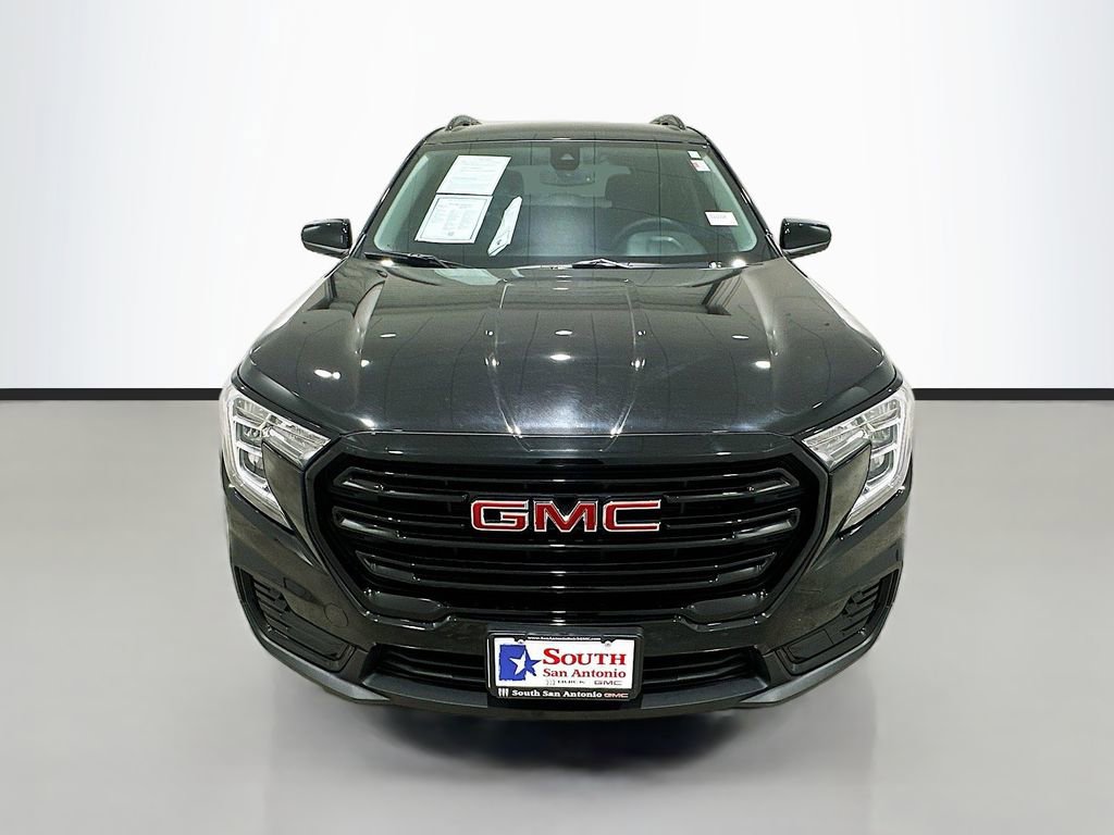 Used 2024 GMC Terrain SLE w/ Driver Convenience Package FWD image 2