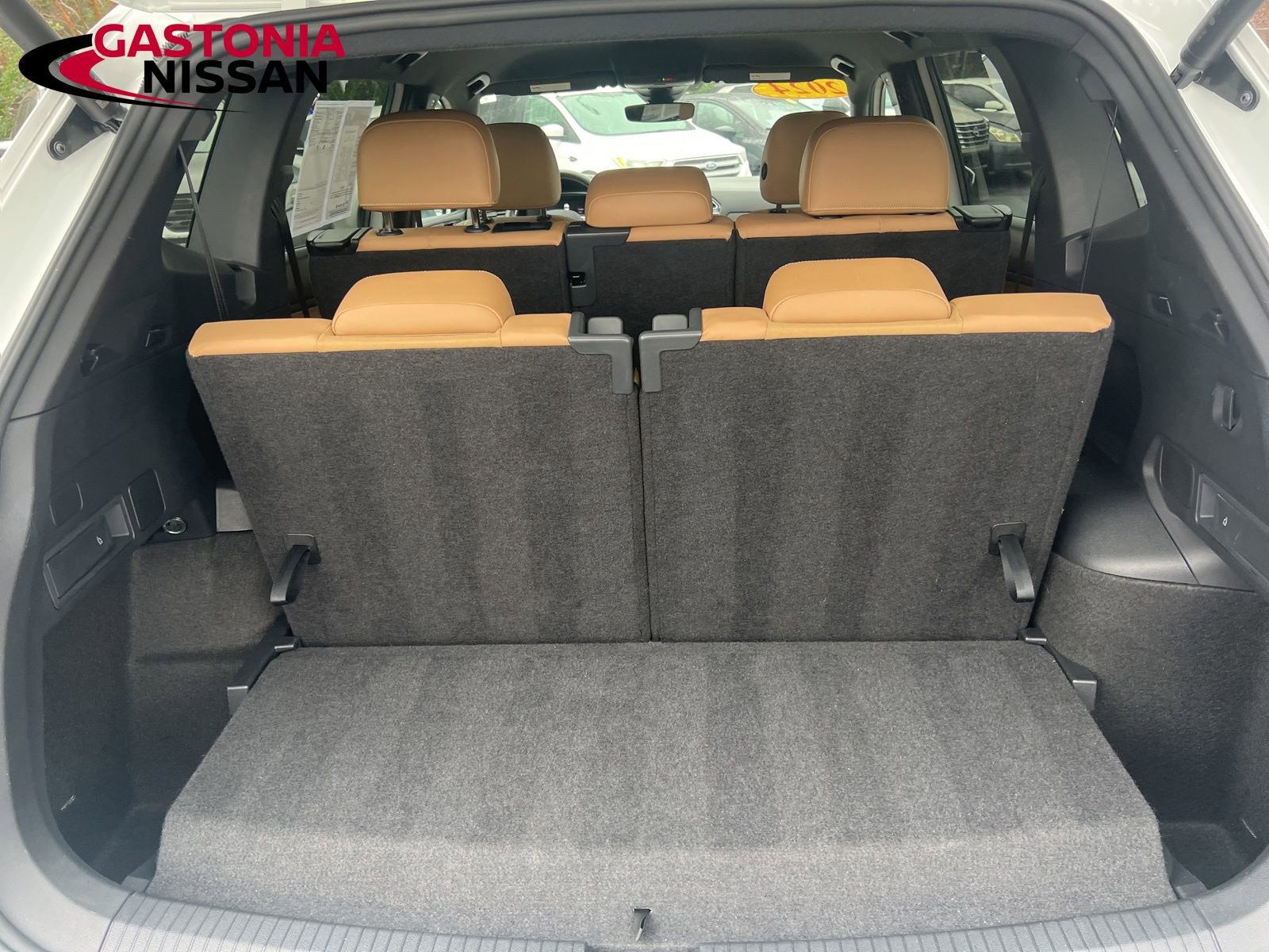 Used 2024 Volkswagen Tiguan SE image 32