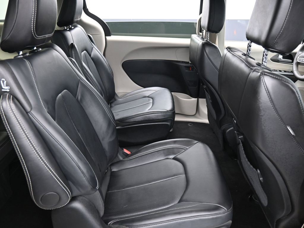 Certified 2024 Chrysler Pacifica Select image 15