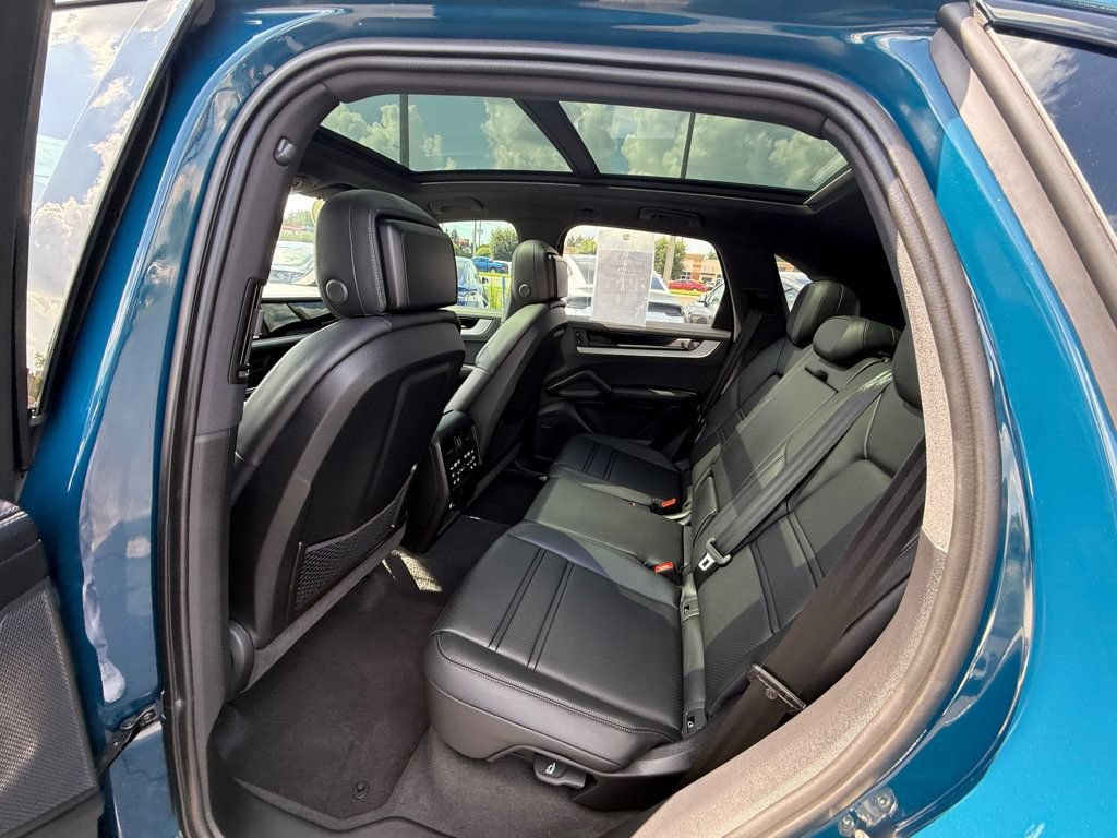Used 2025 Porsche Cayenne AWD/4WD image 24