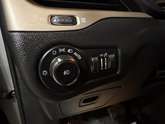 Used 2015 Jeep Cherokee Limited AWD/4WD image 8