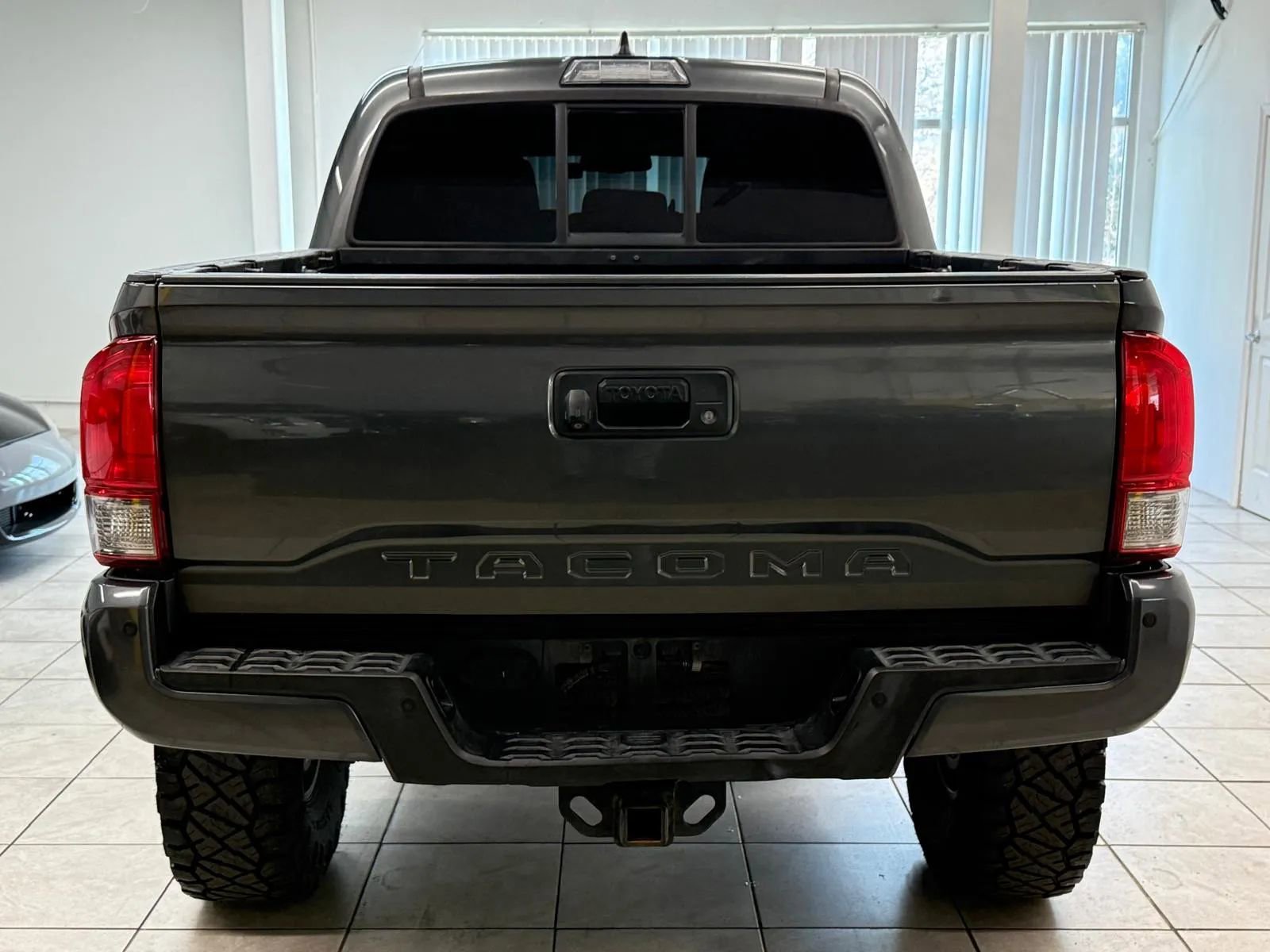 Used 2016 Toyota Tacoma TRD Off-Road AWD/4WD image 8