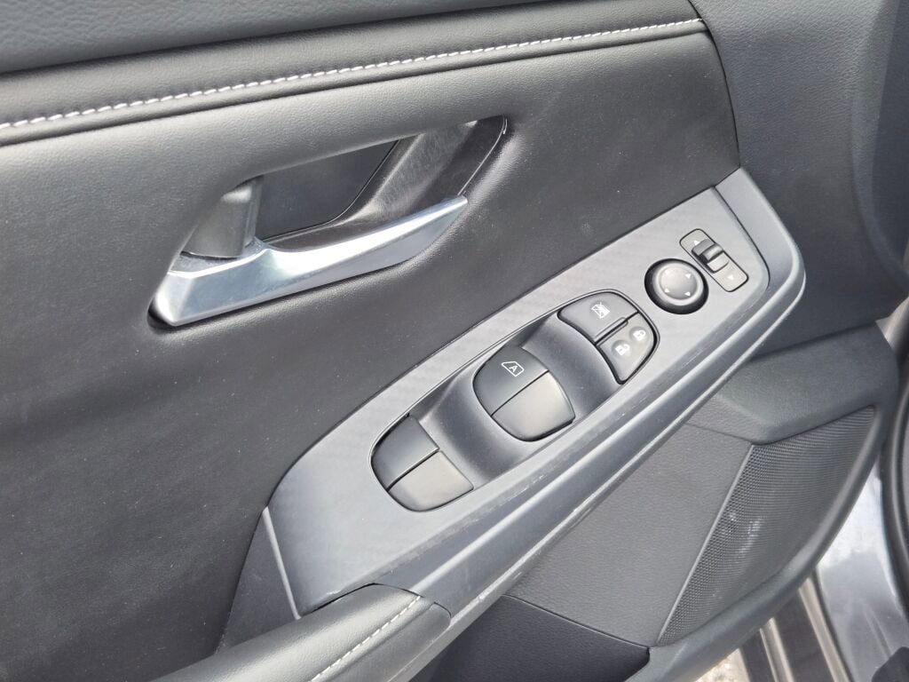 Used 2025 Nissan Sentra SV FWD image 17