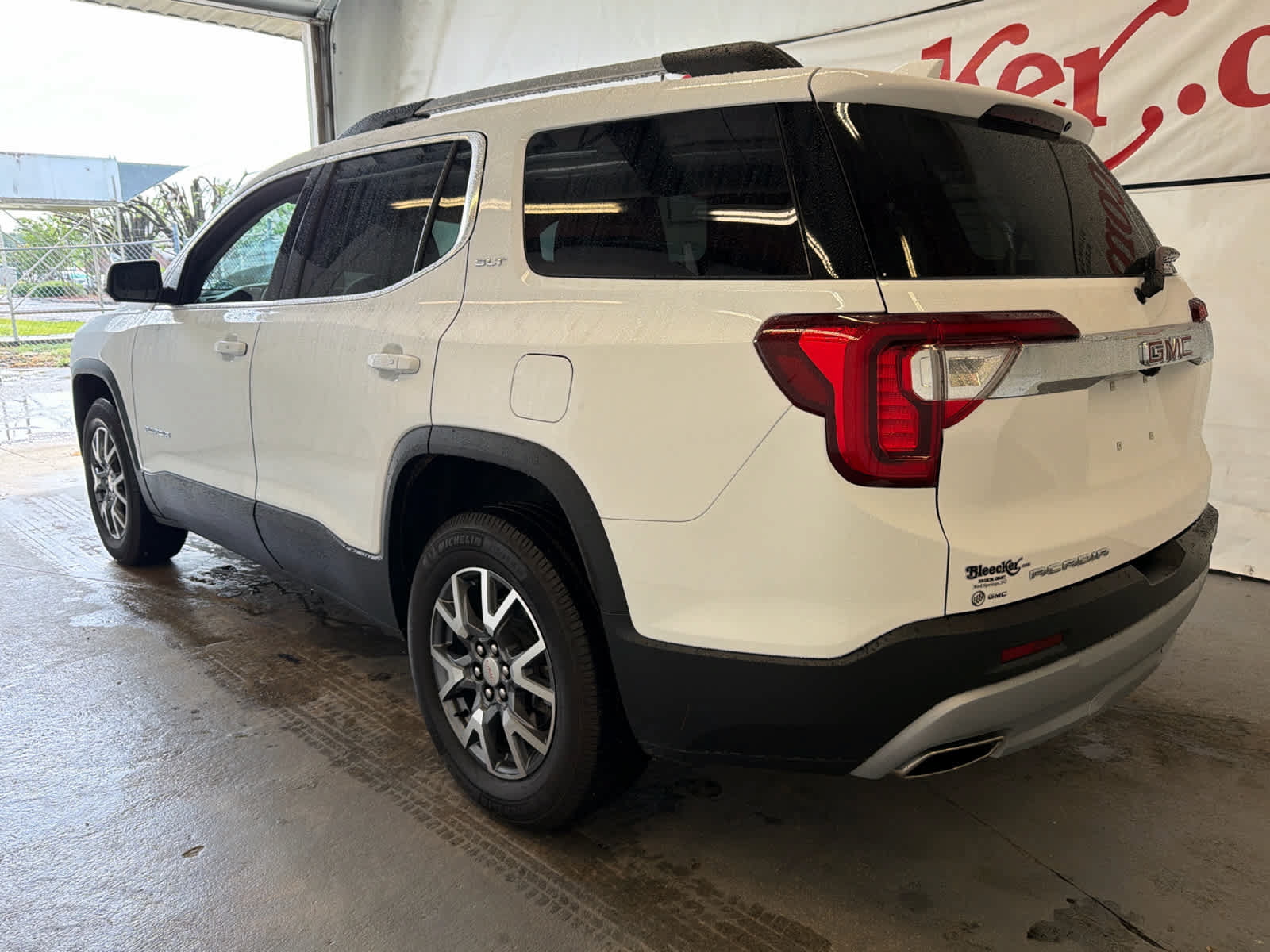 Used 2023 GMC Acadia SLT FWD image 8