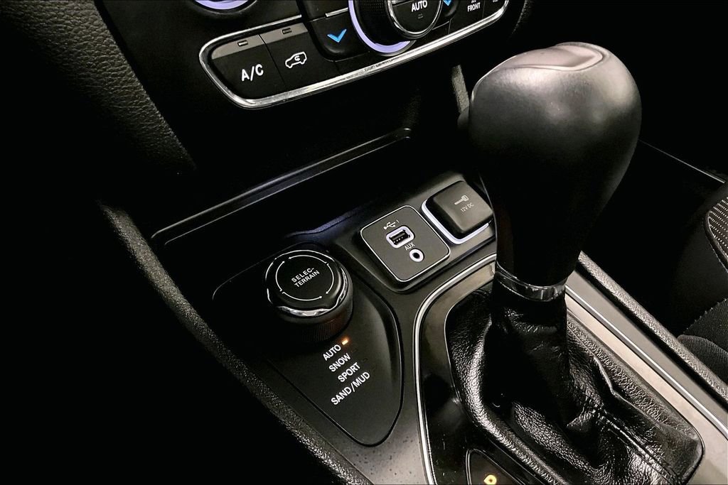 Used 2019 Jeep Cherokee Limited AWD/4WD image 16