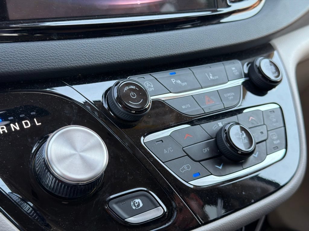 Used 2023 Chrysler Pacifica Touring-L FWD image 34