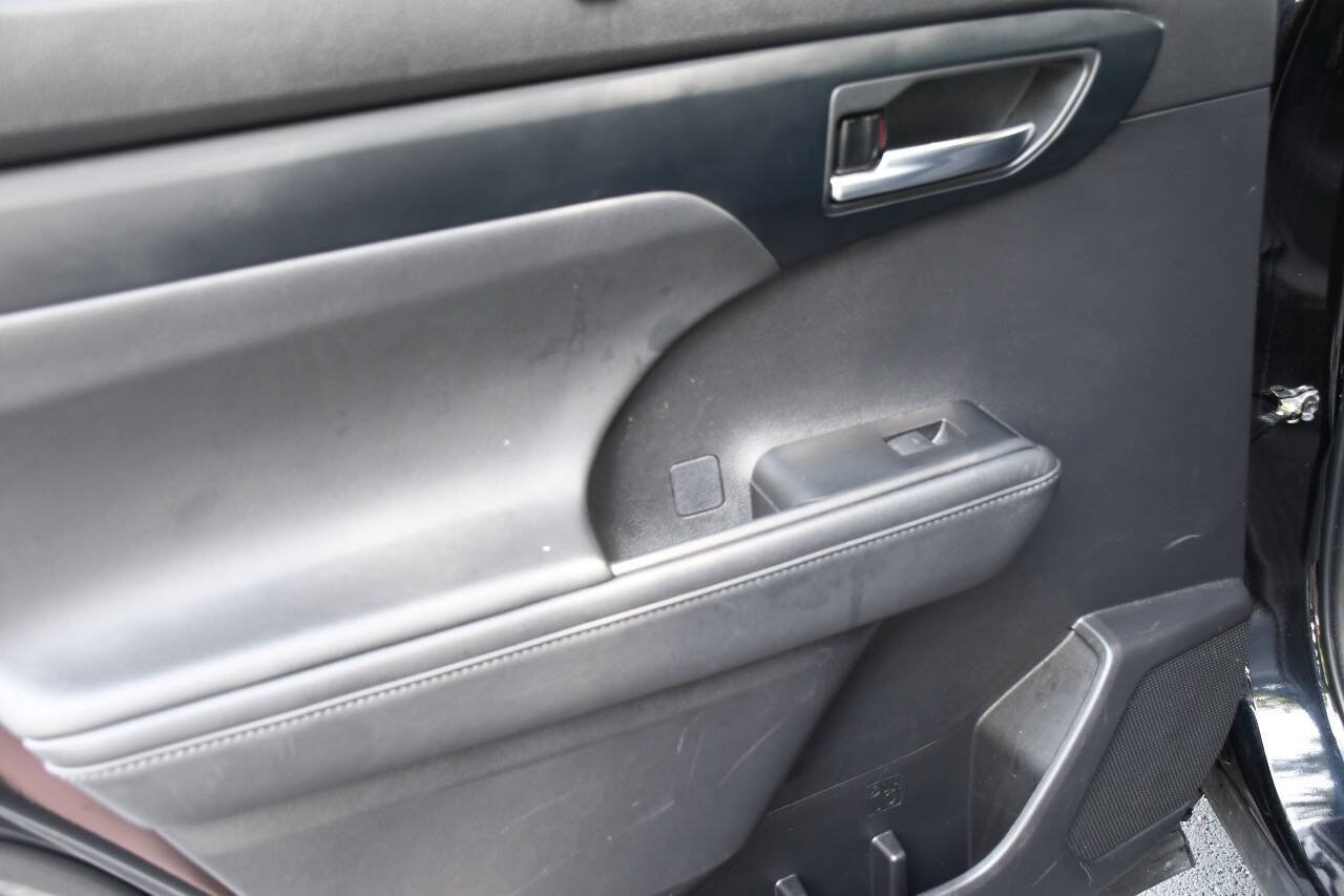 Used 2022 Toyota Highlander XLE AWD/4WD image 20