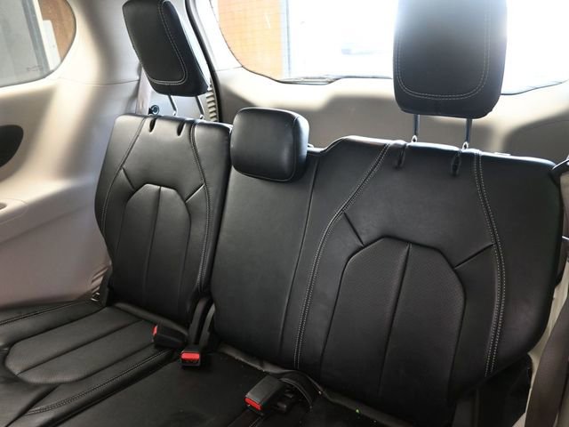 Used 2024 Chrysler Pacifica Touring-L image 17