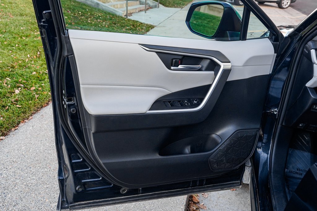 Used 2021 Toyota RAV4 XLE Premium image 9