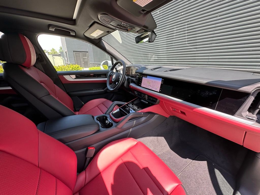 Used 2025 Porsche Cayenne S image 38