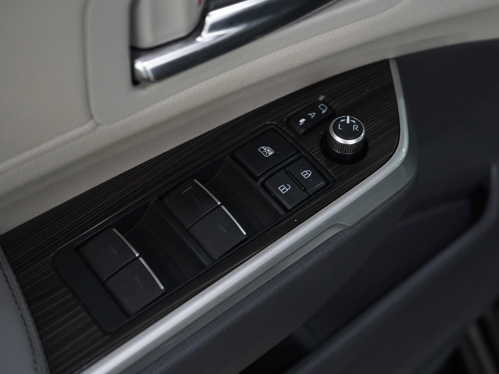 Used 2021 Toyota Sienna Limited image 23