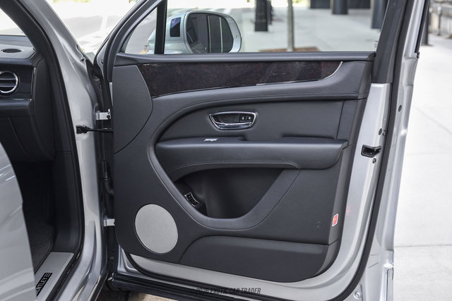 Used 2021 Bentley Bentayga AWD/4WD image 25