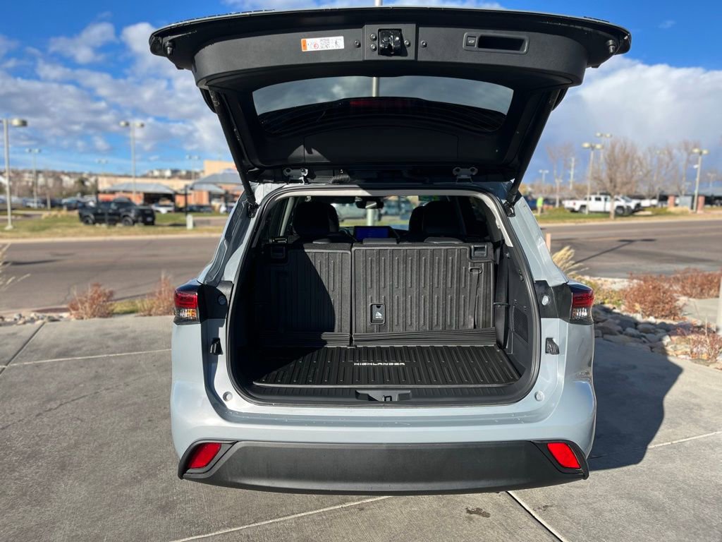 Used 2025 Toyota Highlander XLE image 9