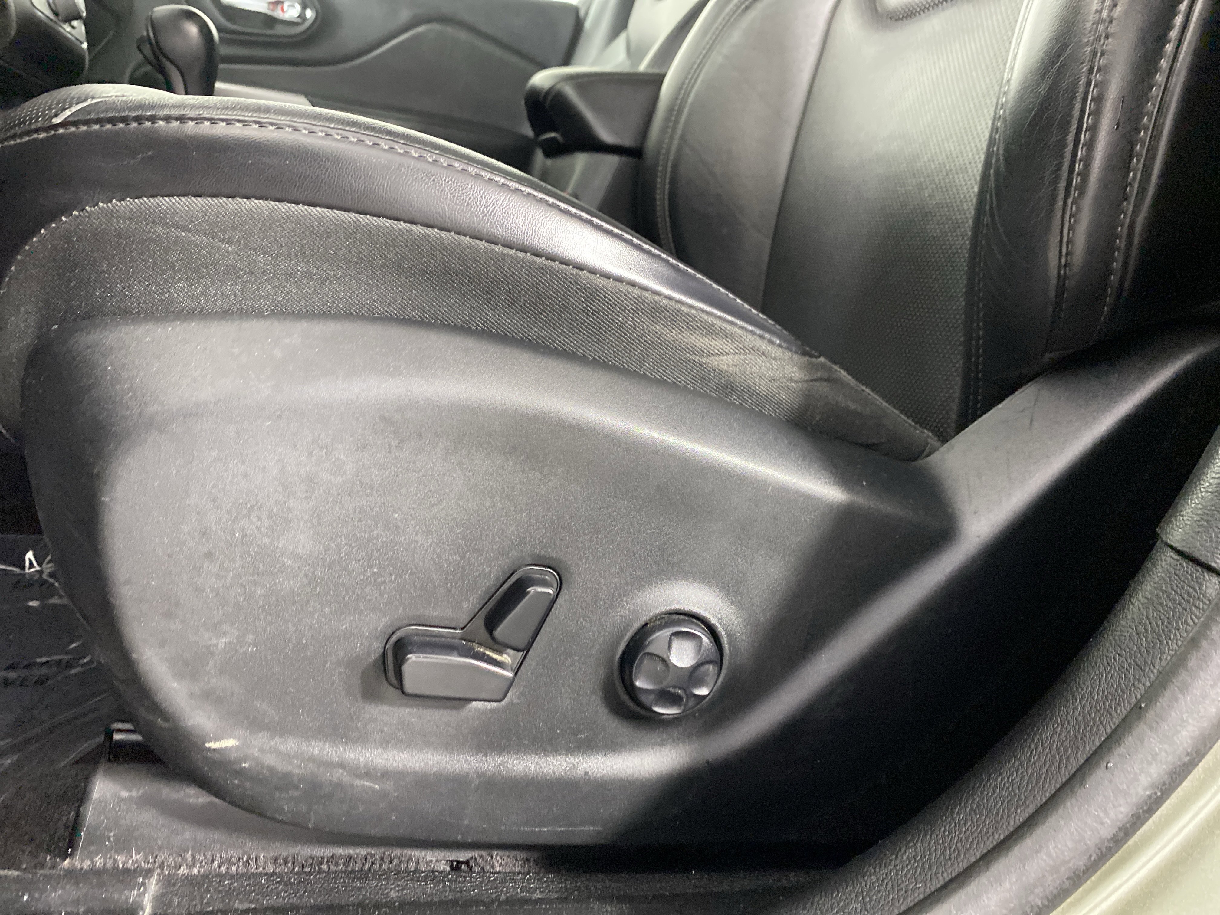 Used 2019 Jeep Cherokee Limited w/ Luxury Group AWD/4WD image 20