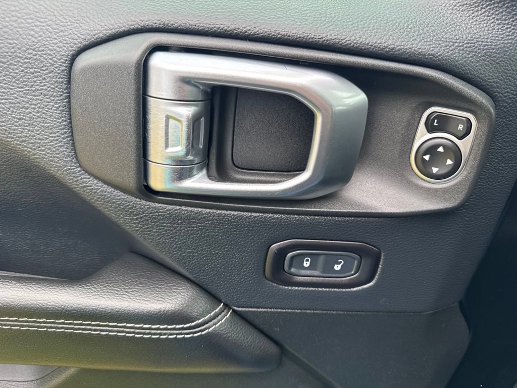Used 2018 Jeep Wrangler Unlimited Sahara w/ Cold Weather Group AWD/4WD image 27