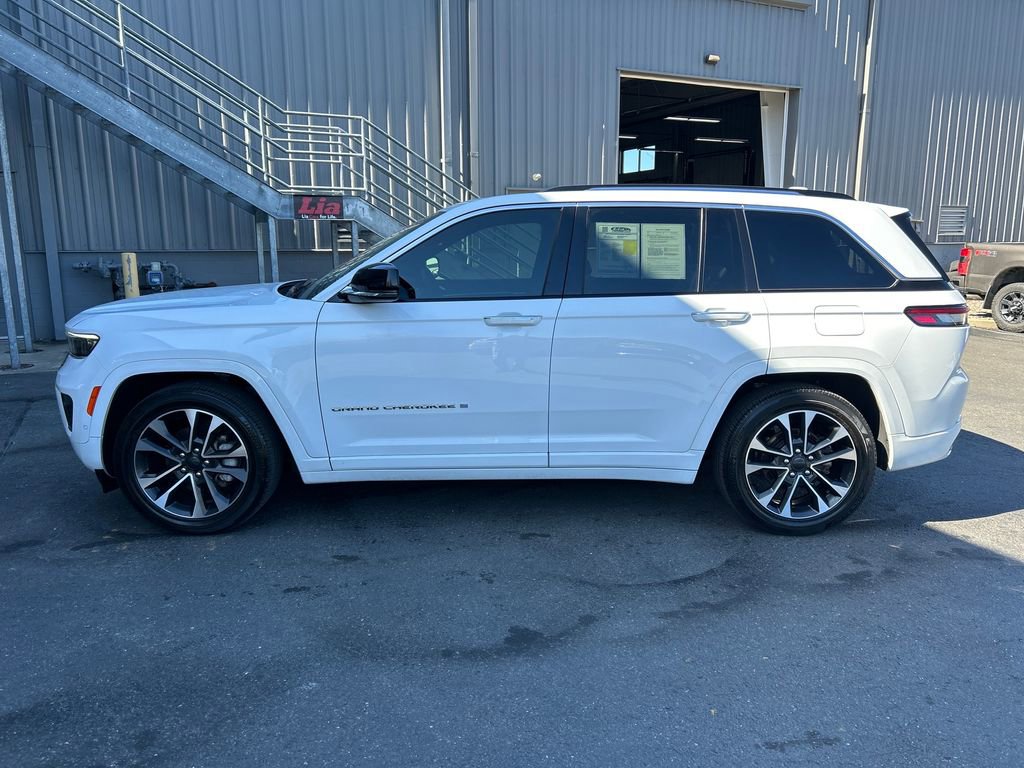 Used 2023 Jeep Grand Cherokee Overland w/ Luxury Tech Group IV AWD/4WD image 8