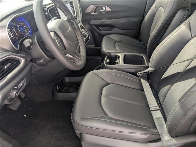 New 2026 Chrysler Pacifica Select image 4