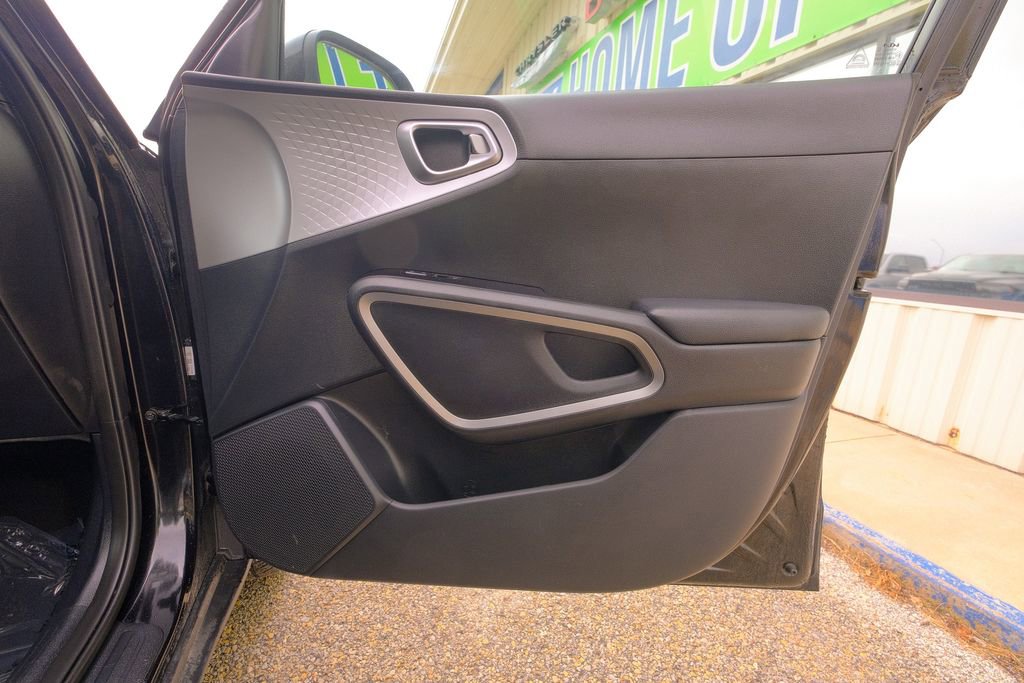 Used 2023 Kia Soul LX w/ LX Technology Package image 16