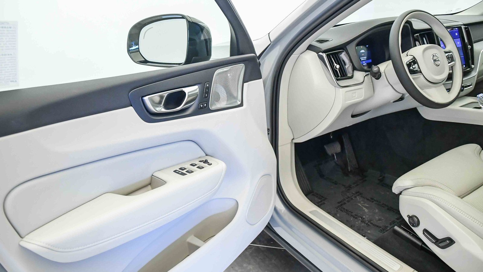 Certified 2025 Volvo XC60 B5 Ultra w/ Protection Package Premier image 23