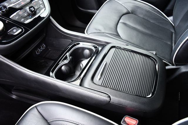 Used 2025 Chrysler Pacifica Limited FWD image 41