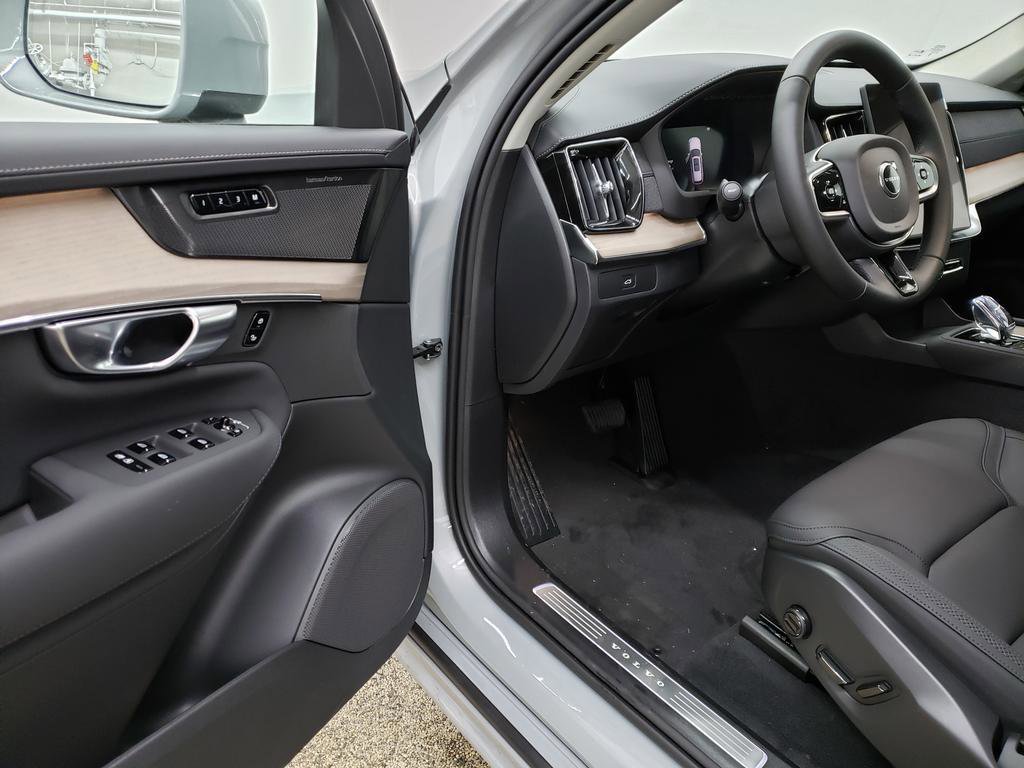 New 2026 Volvo XC90 B6 Plus w/ Protection Package Premier AWD/4WD image 6