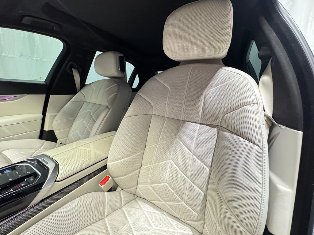 Used 2023 BMW 760i xDrive w/ Executive Package image 22