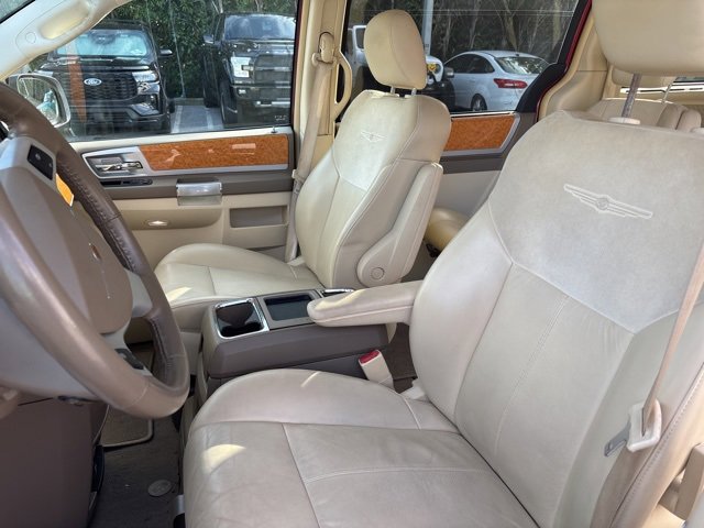 Used 2009 Chrysler Town & Country Limited w/ Entertainment Group #3 image 6
