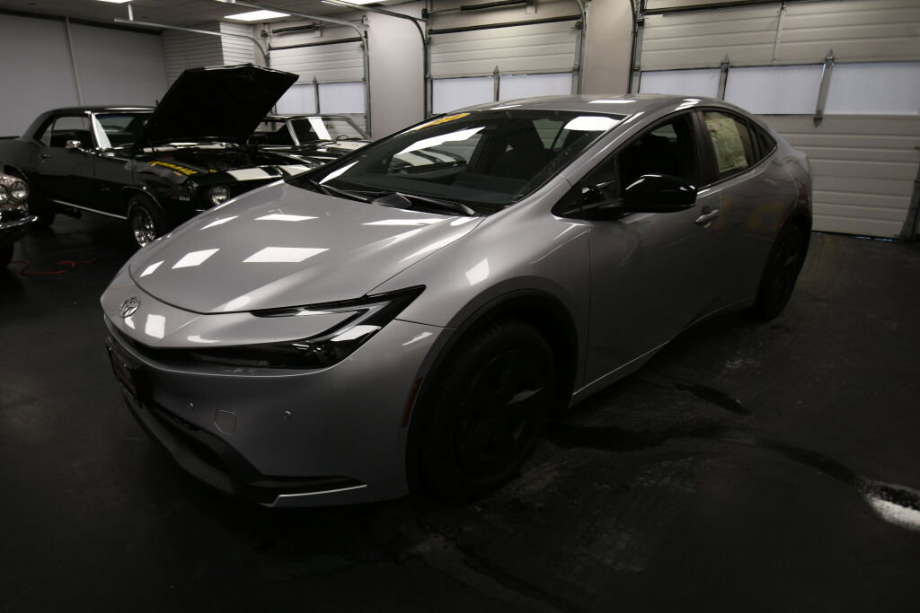 Used 2024 Toyota Prius LE image 3