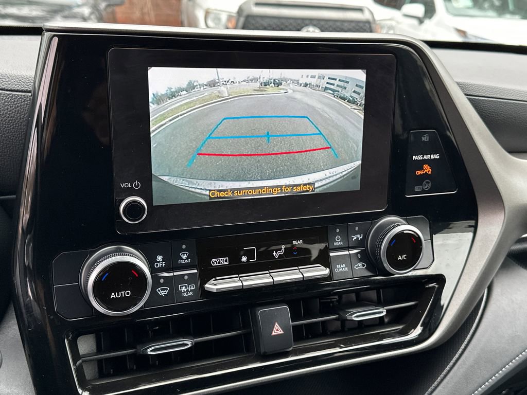 Used 2024 Toyota Highlander LE image 27
