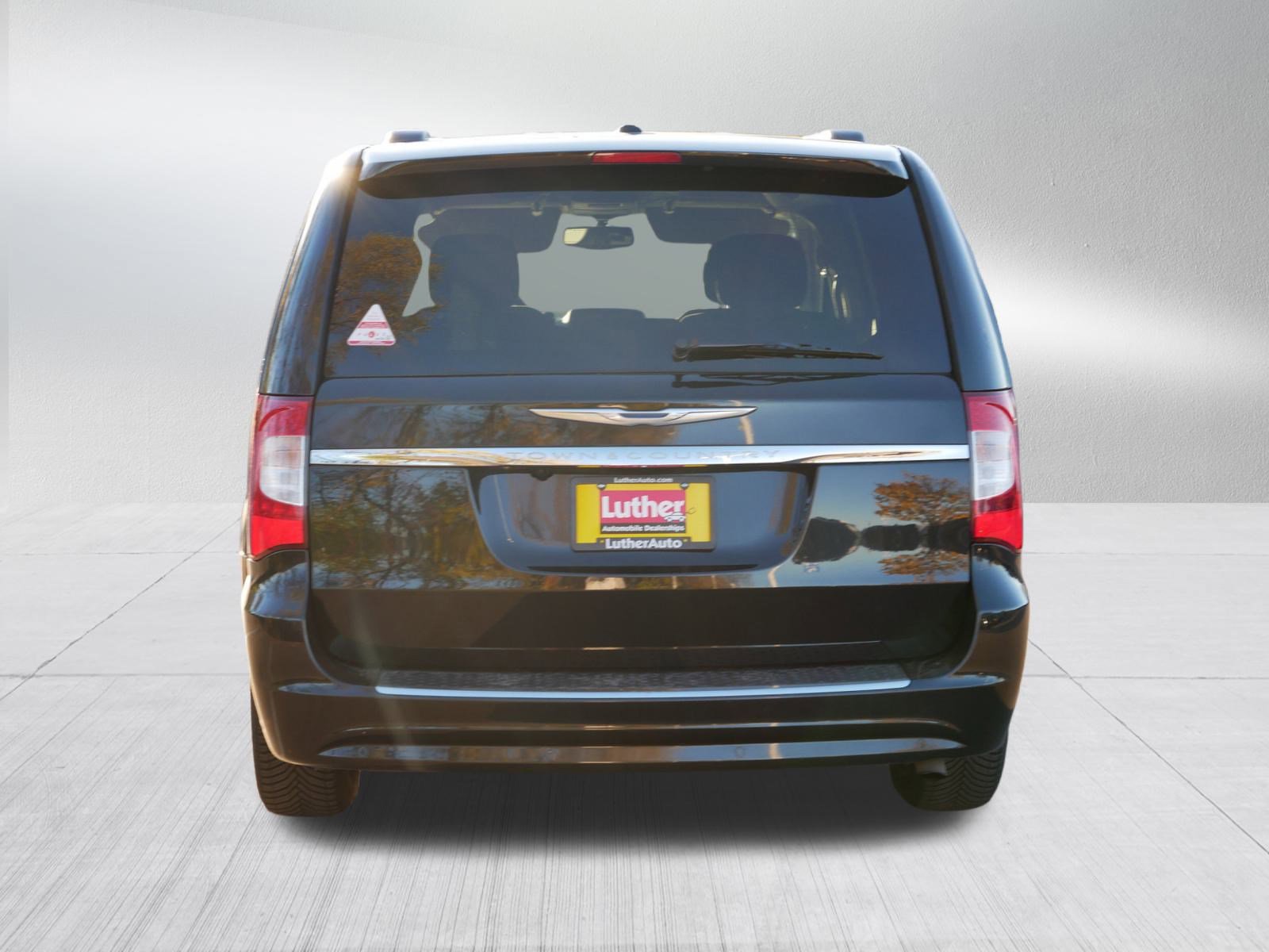 Used 2014 Chrysler Town & Country Touring image 6