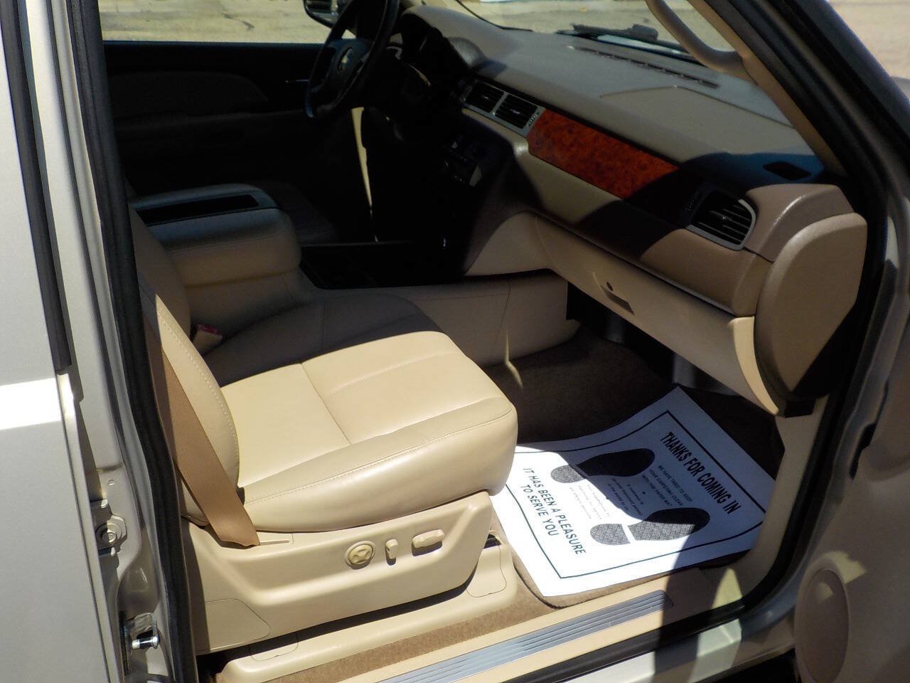 Used 2009 Chevrolet Suburban LT w/ Luxury Package RWD image 25