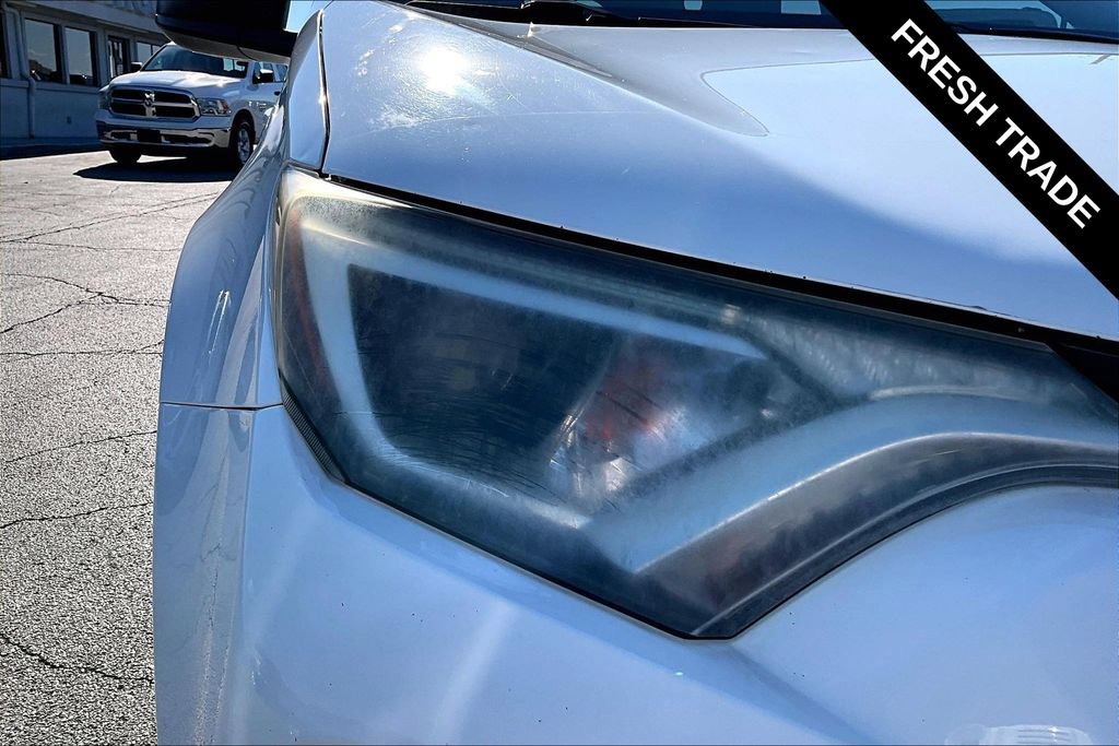 Used 2018 Toyota RAV4 LE AWD/4WD image 30