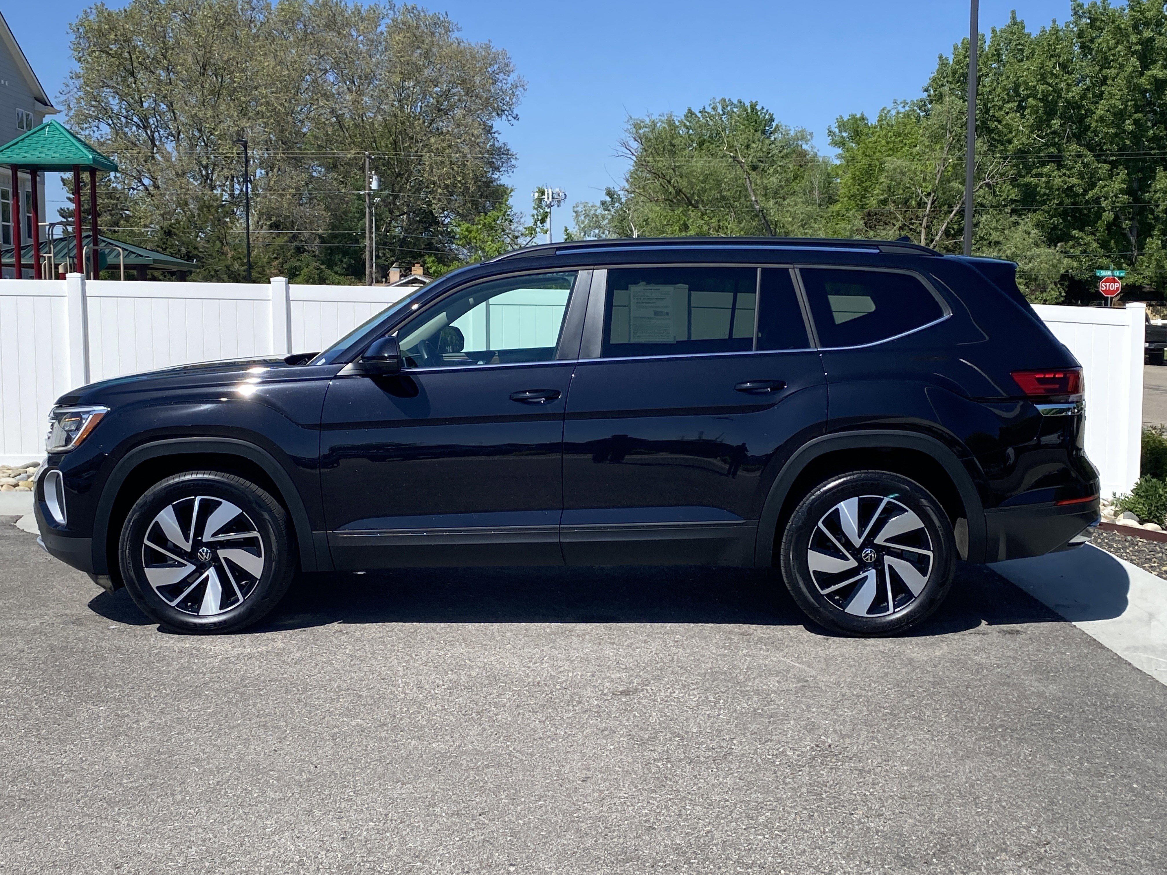 Used 2024 Volkswagen Atlas SE AWD/4WD image 3
