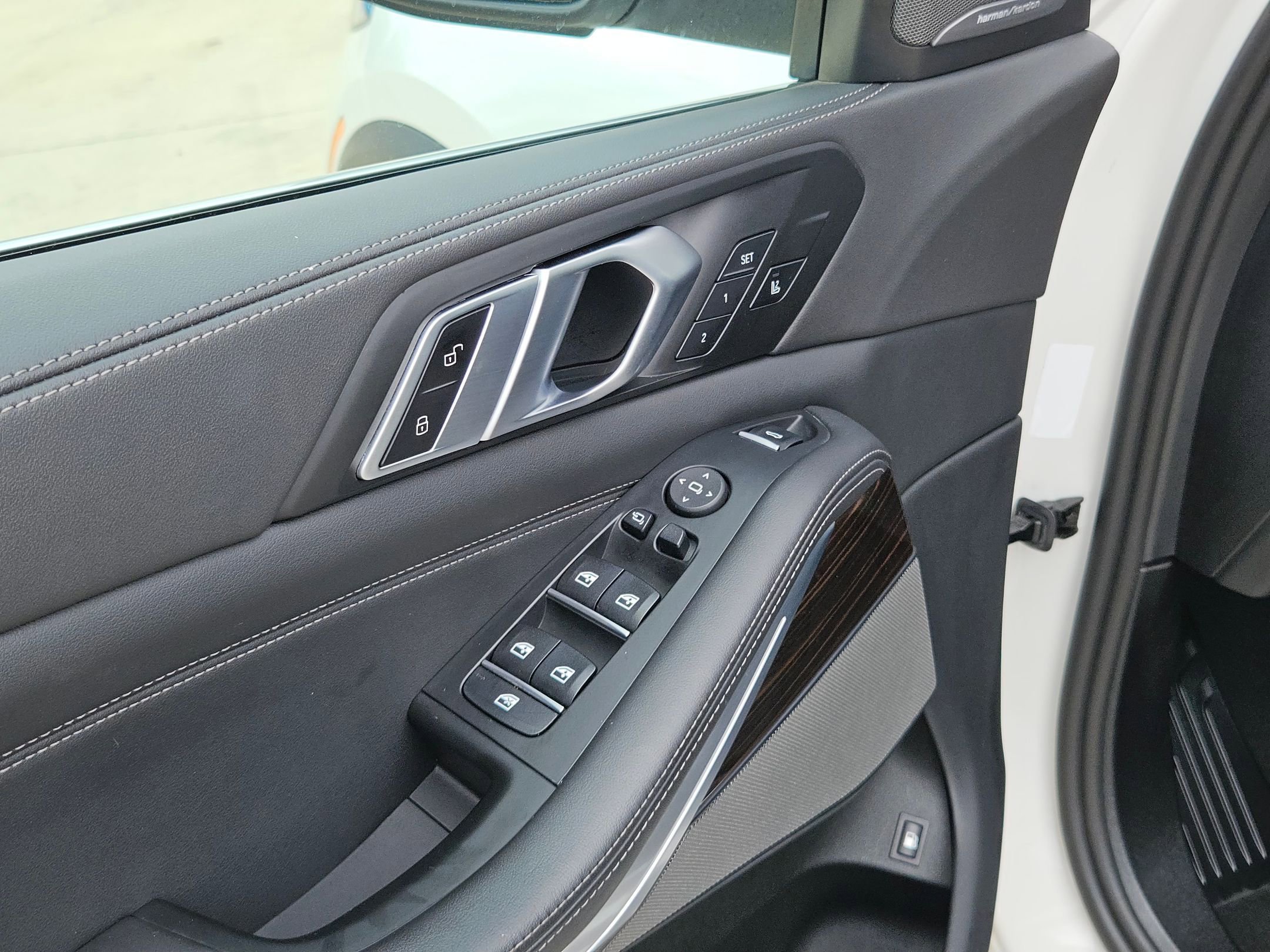 Used 2025 BMW X5 xDrive50e AWD/4WD image 12