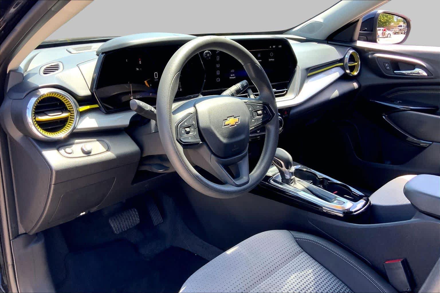 Used 2025 Chevrolet Trax LT FWD image 17