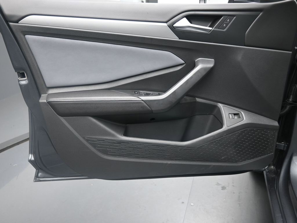 Used 2025 Volkswagen Jetta SE image 21