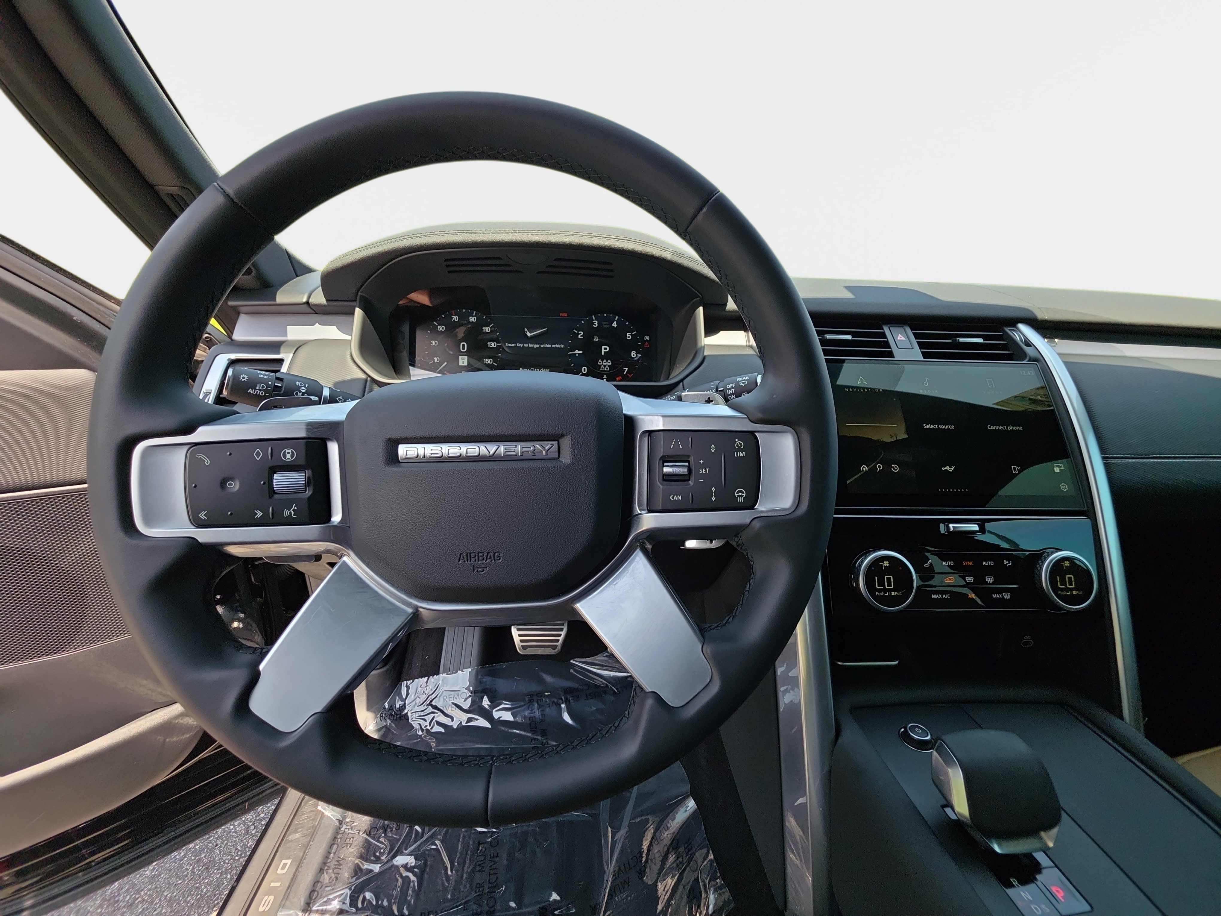 Used 2025 Land Rover Discovery Dynamic SE AWD/4WD image 18