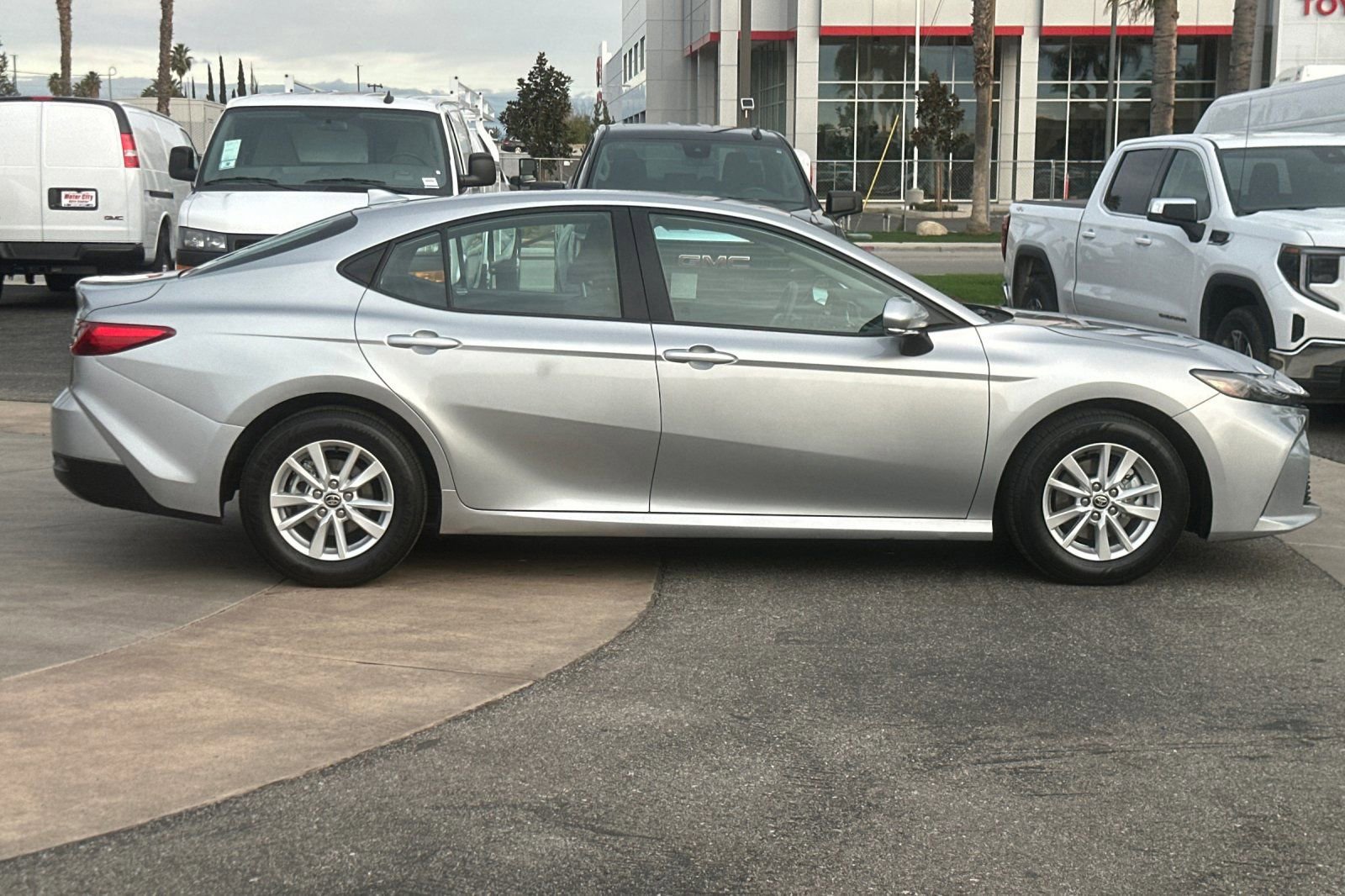 Used 2025 Toyota Camry LE image 3